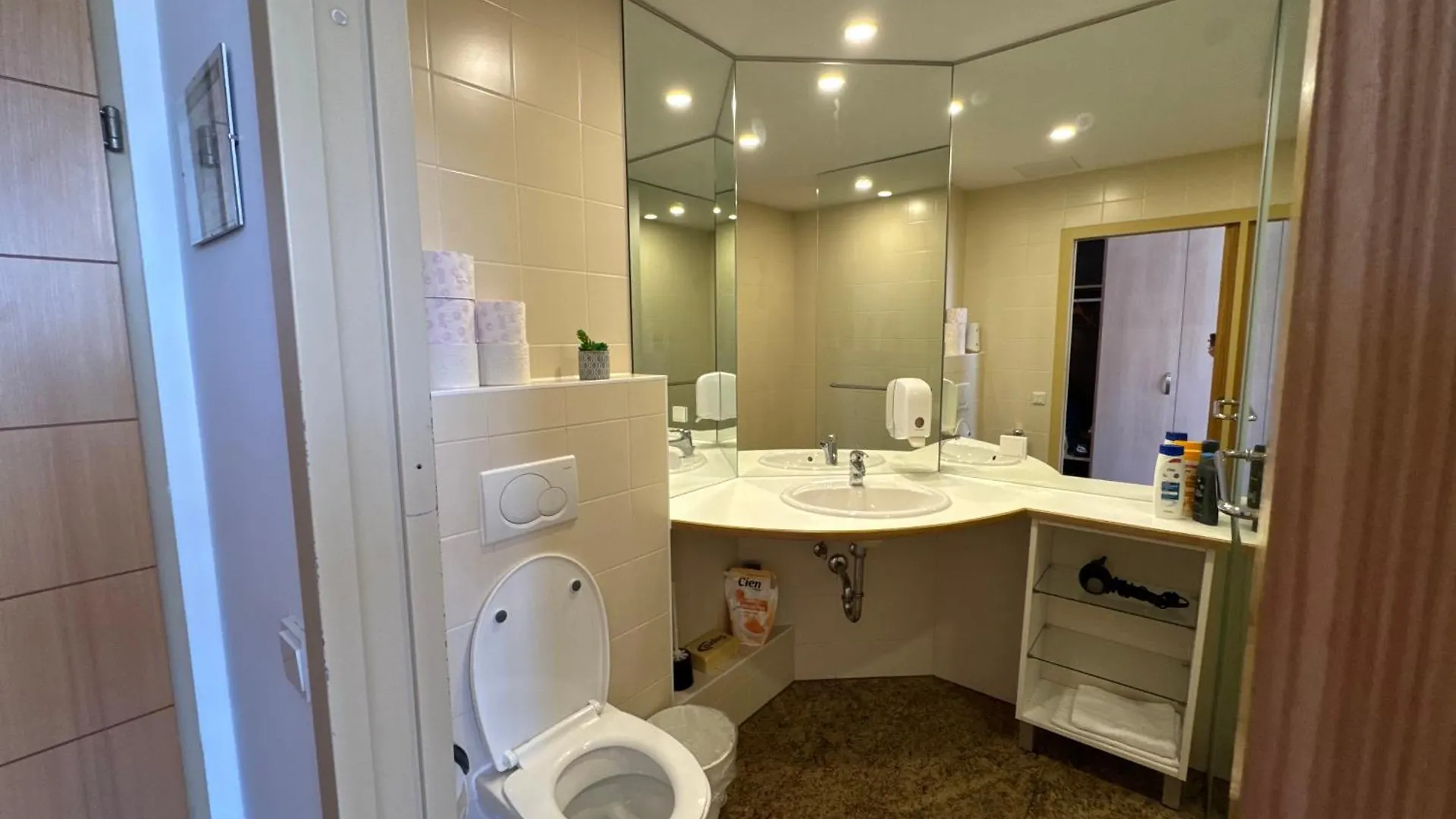Leon Studio Apartment In Vienna,Three Sleeping Places 비엔나