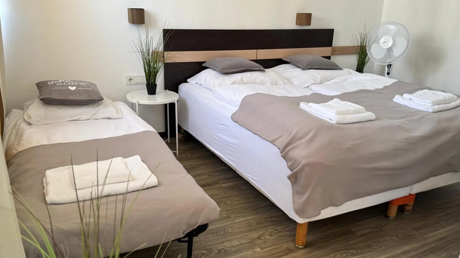 Leon Studio Apartment In Vienna,Three Sleeping Places